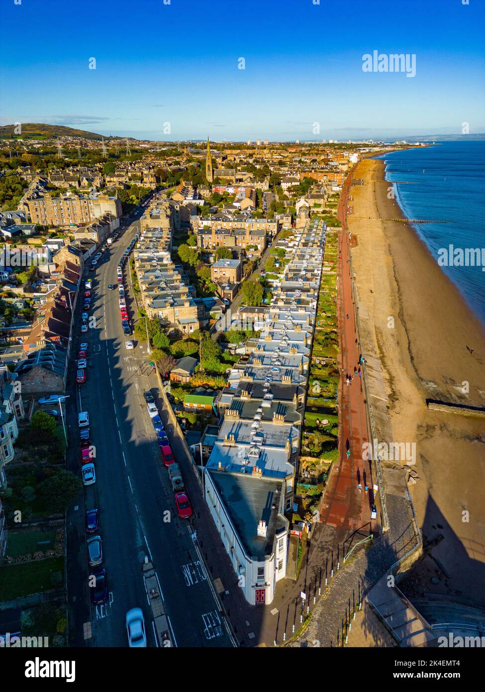 Luftaufnahme der Strandpromenade und des Portobello Beach in Edinburgh, Schottland, Großbritannien Stockfoto