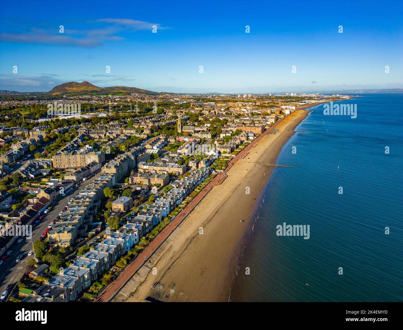 Luftaufnahme der Strandpromenade und des Portobello Beach in Edinburgh, Schottland, Großbritannien Stockfoto