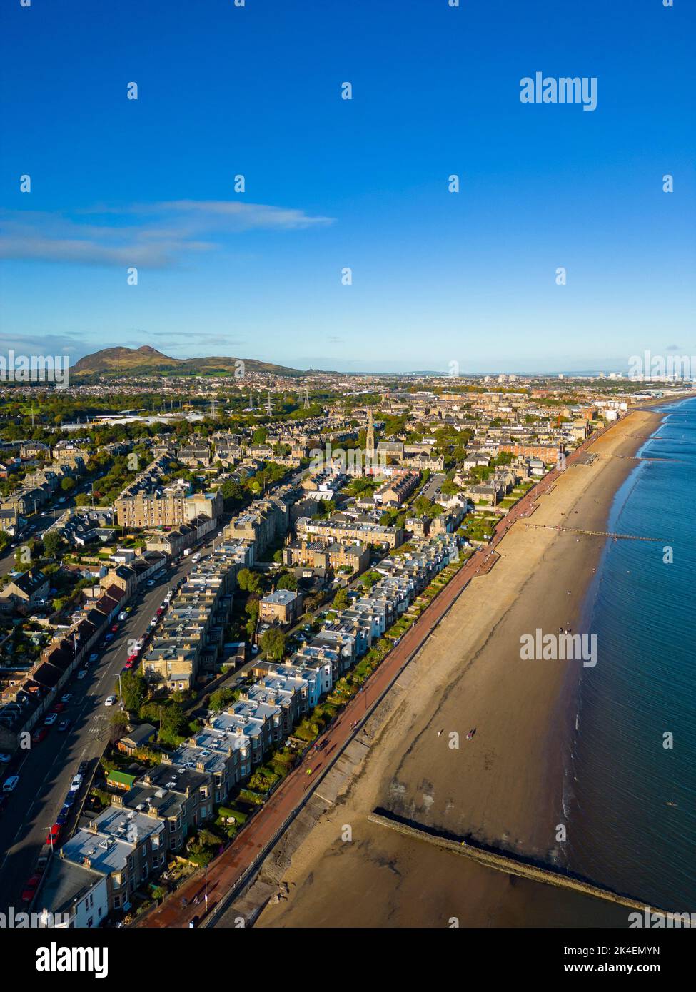 Luftaufnahme der Strandpromenade und des Portobello Beach in Edinburgh, Schottland, Großbritannien Stockfoto