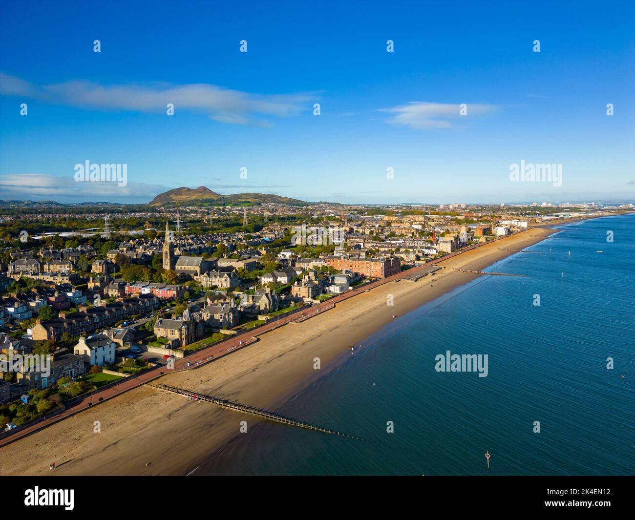 Luftaufnahme der Strandpromenade und des Portobello Beach in Edinburgh, Schottland, Großbritannien Stockfoto