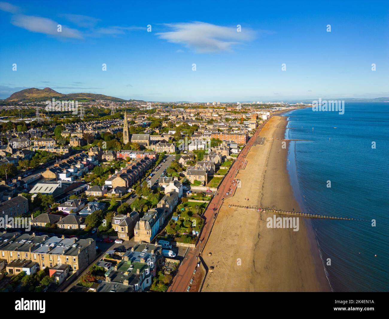 Luftaufnahme der Strandpromenade und des Portobello Beach in Edinburgh, Schottland, Großbritannien Stockfoto