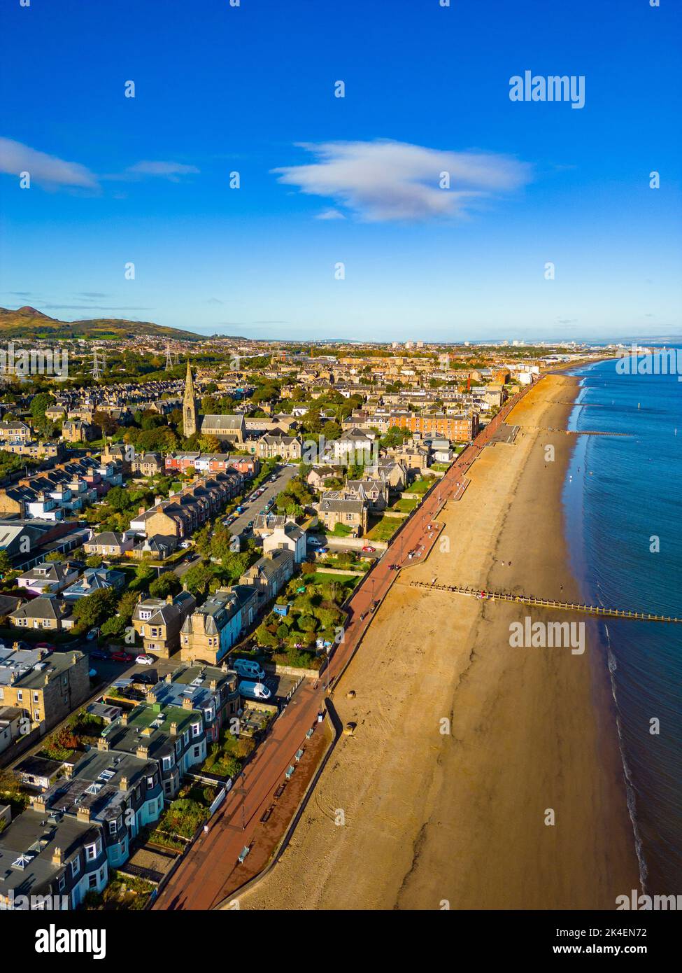 Luftaufnahme der Strandpromenade und des Portobello Beach in Edinburgh, Schottland, Großbritannien Stockfoto