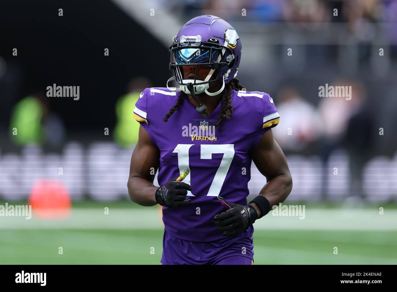 London, Großbritannien. 2.. Oktober 2022; Tottenham Hotspur Stadium. Tottenham, London, England; NFL UK Football, Minnesota Vikings versus the New Orleans Saints: Minnasota Vikings Wide Receiver K. J. Osborn (17) Credit: Action Plus Sports Images/Alamy Live News Stockfoto