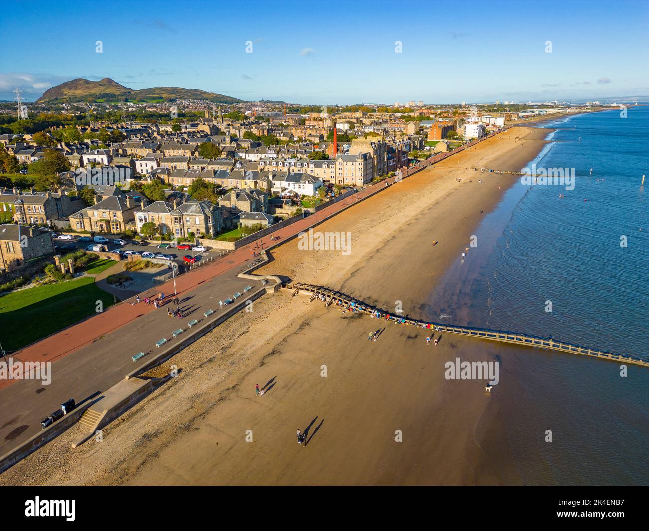 Luftaufnahme der Strandpromenade und des Portobello Beach in Edinburgh, Schottland, Großbritannien Stockfoto