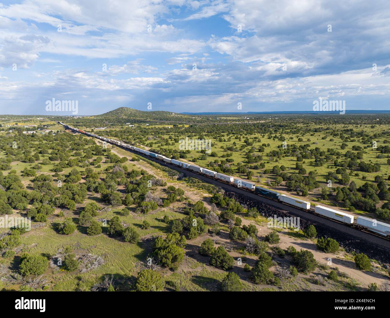 FLAGSTAFF, ARIZONA - 2. SEPTEMBER 2022: Eisenbahnzüge transportieren Container durch Arizona zu Seehäfen in Kalifornien Stockfoto