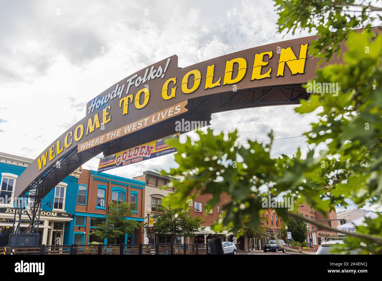 GOLDEN, COLORADO, VEREINIGTE STAATEN - 27. AUGUST 2022: Golden Colorado Main Street mit einer Inschrift: Willkommen bei Golden. Historisches Viertel, verfügt über ein Stockfoto