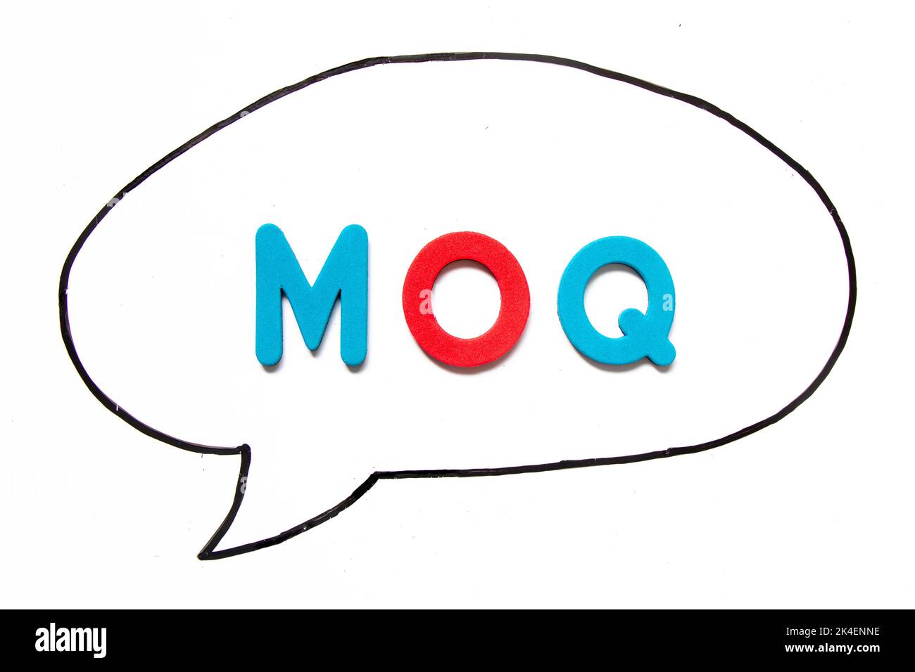 Buchstabenbuchstabe mit dem Wort MOQ (Abkürzung für Minimum Order Quantity) in schwarzer Linienhandzeichnung als Blasenrede auf Whiteboard-Hintergrund Stockfoto