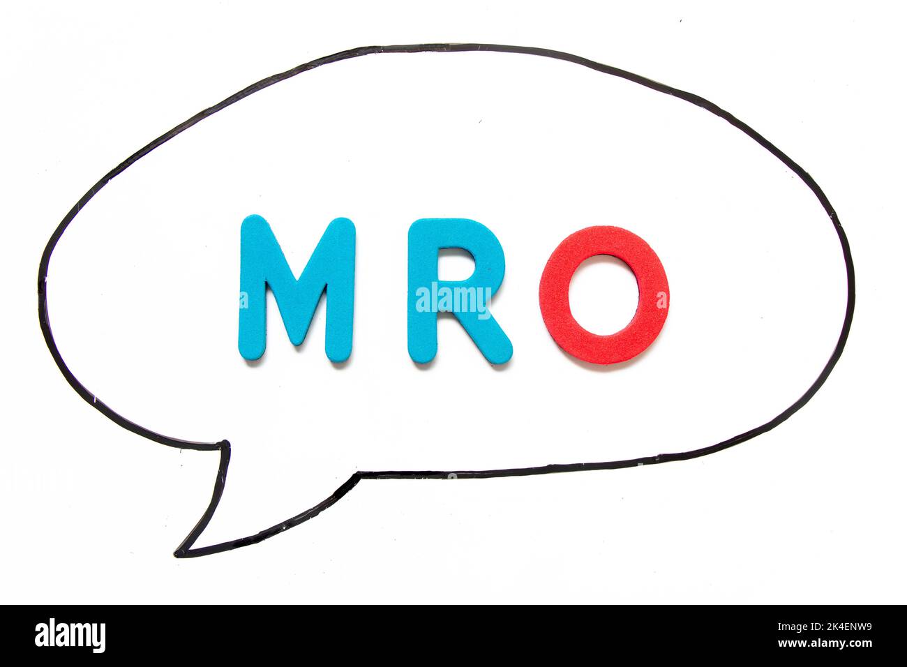 Buchstabenbuchstabe mit dem Wort MRO (Abkürzung für Wartung, Reparatur und Überholung oder Wartung, Reparatur und Betrieb) in schwarzer Strichzeichnung als b Stockfoto