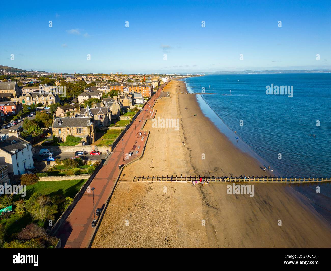 Luftaufnahme der Strandpromenade und des Portobello Beach in Edinburgh, Schottland, Großbritannien Stockfoto
