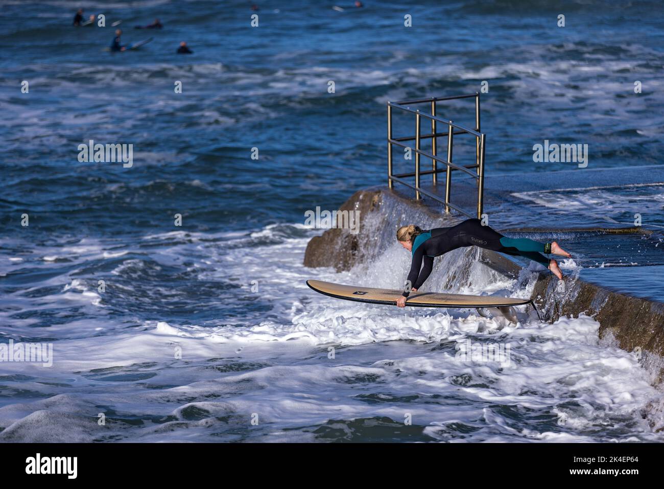 Bude, Großbritannien, 2.. Oktober 2022. In Bude, Cornwall, springen einheimische Surfer ins Wasser. Quelle: Steven Paston/Alamy Live News Stockfoto