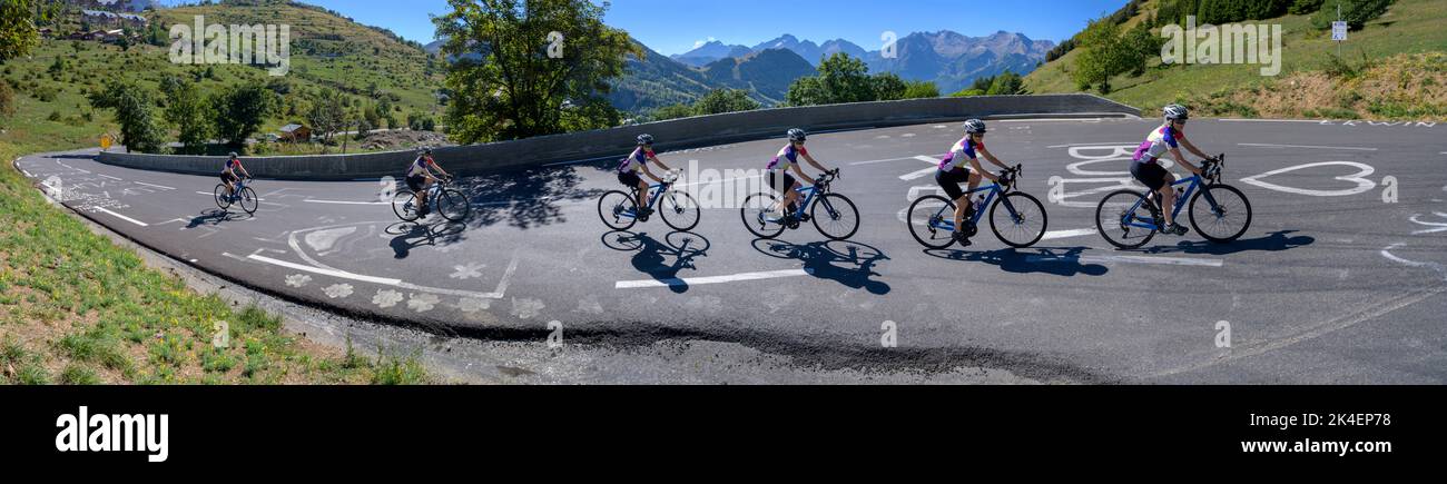 Mehrfaches Bild einer Radfahrerin, die in die Kurve 3 fährt, Alpe d'Huez, Oisans, Frankreich. Stockfoto