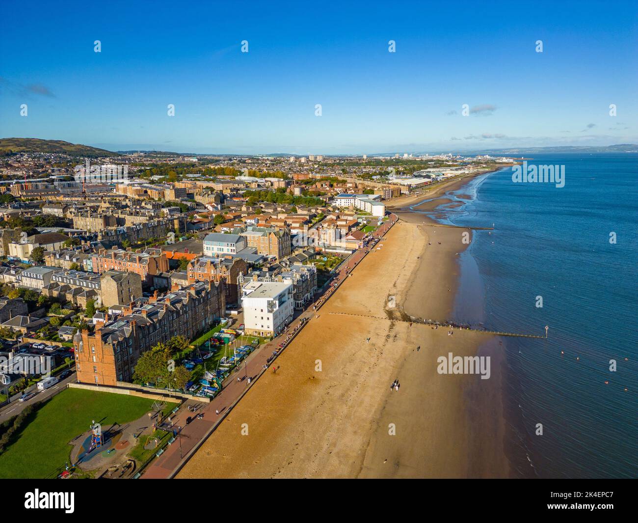 Luftaufnahme der Strandpromenade und des Portobello Beach in Edinburgh, Schottland, Großbritannien Stockfoto