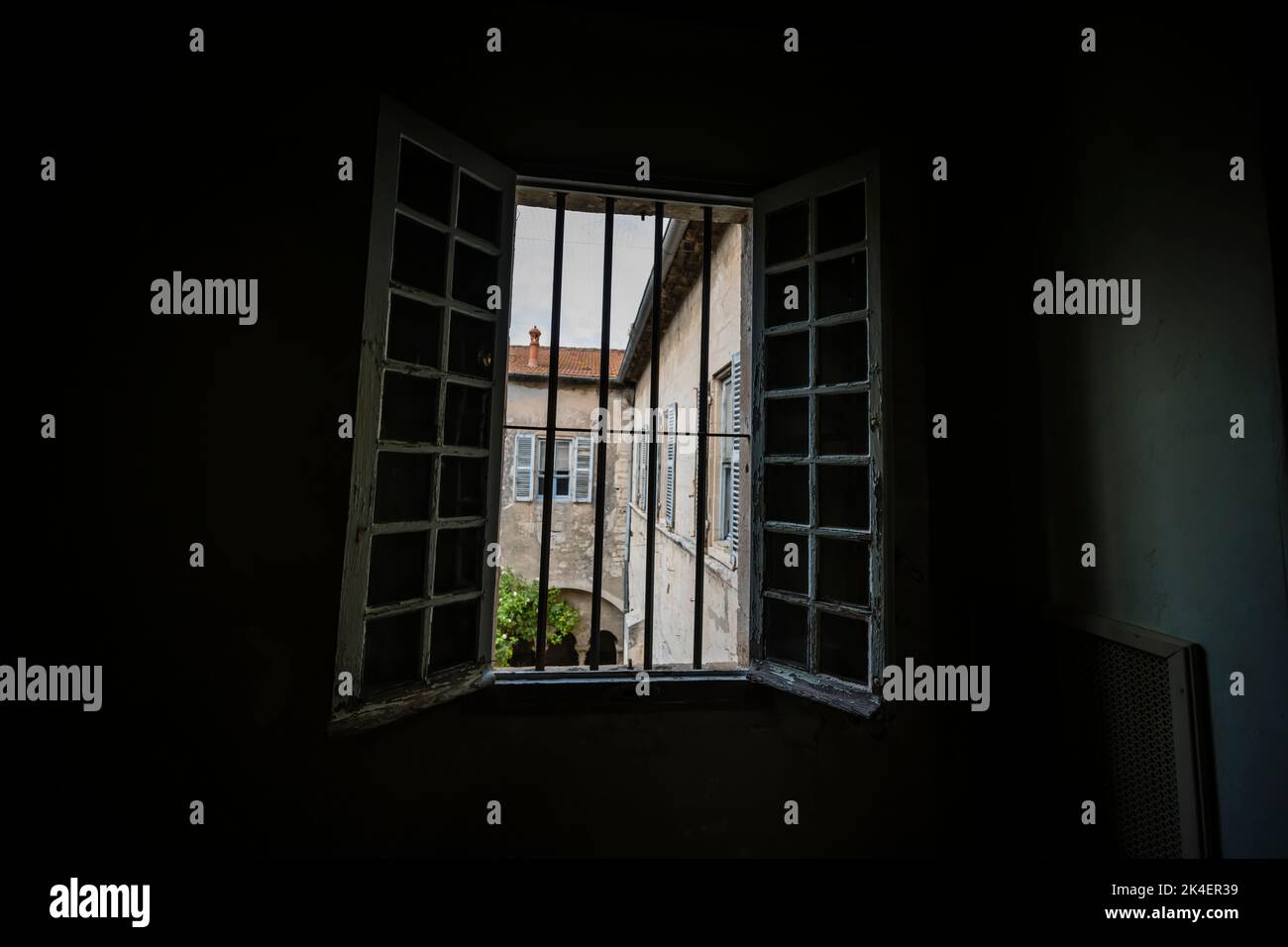 Vincent van Goghs Blick von seinem Badezimmerfenster auf das Krankenhaus von St. Paul de Mausole, San Remy, Provence, Frankreich. Stockfoto
