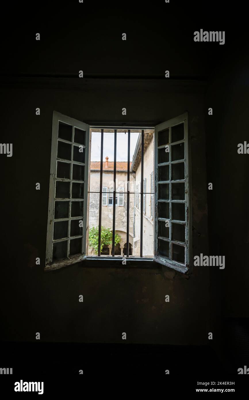 Vincent van Goghs Blick von seinem Badezimmerfenster auf das Krankenhaus von St. Paul de Mausole, San Remy, Provence, Frankreich. Stockfoto