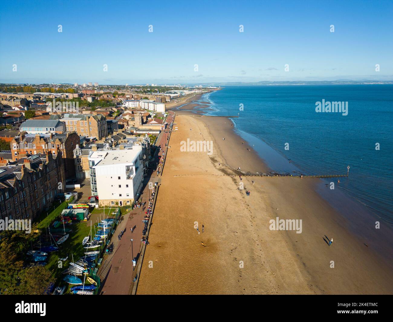 Luftaufnahme der Strandpromenade und des Portobello Beach in Edinburgh, Schottland, Großbritannien Stockfoto