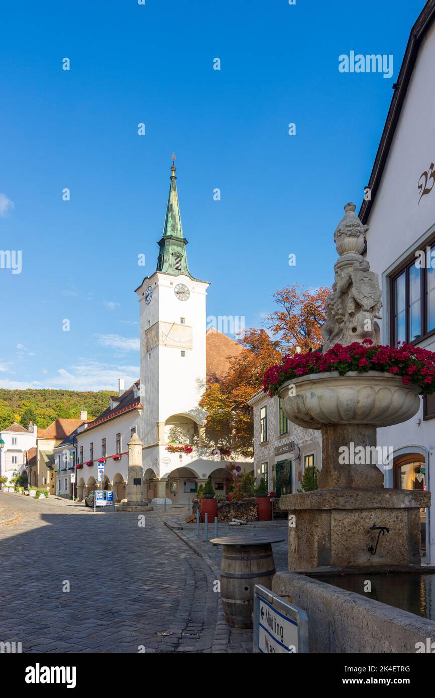 Gumpoldskirchen: Altstadt Gumpoldskirchen, Rathaus mit Turm, Brunnen im Wienerwald, Wienerwald, Niederösterreich, Niederösterreich, Österreich Stockfoto