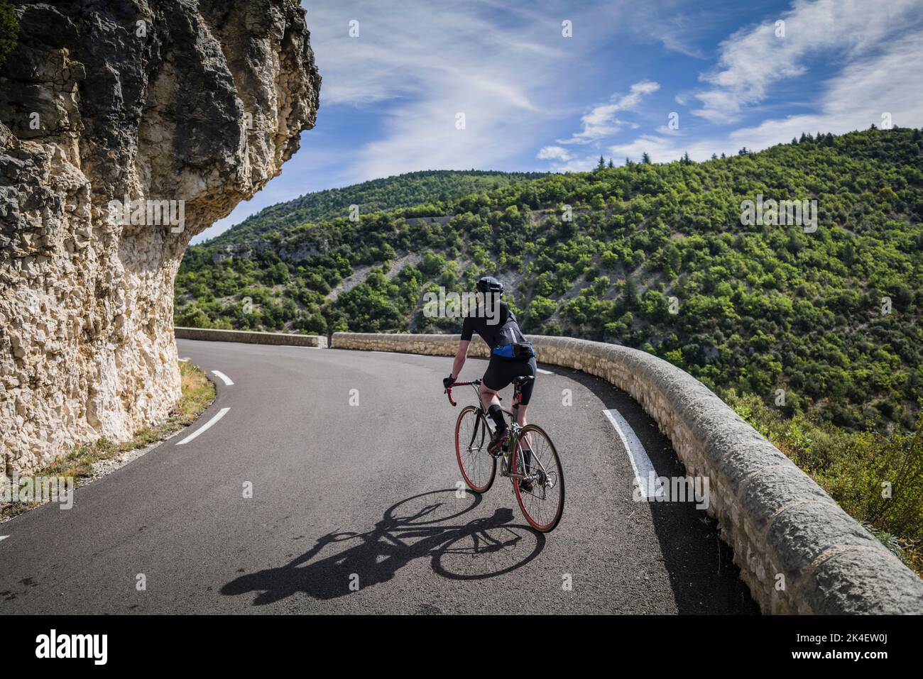 Ein Radler, der durch die Schluchten von La Nesque, Provence, Frankreich, fährt. Stockfoto