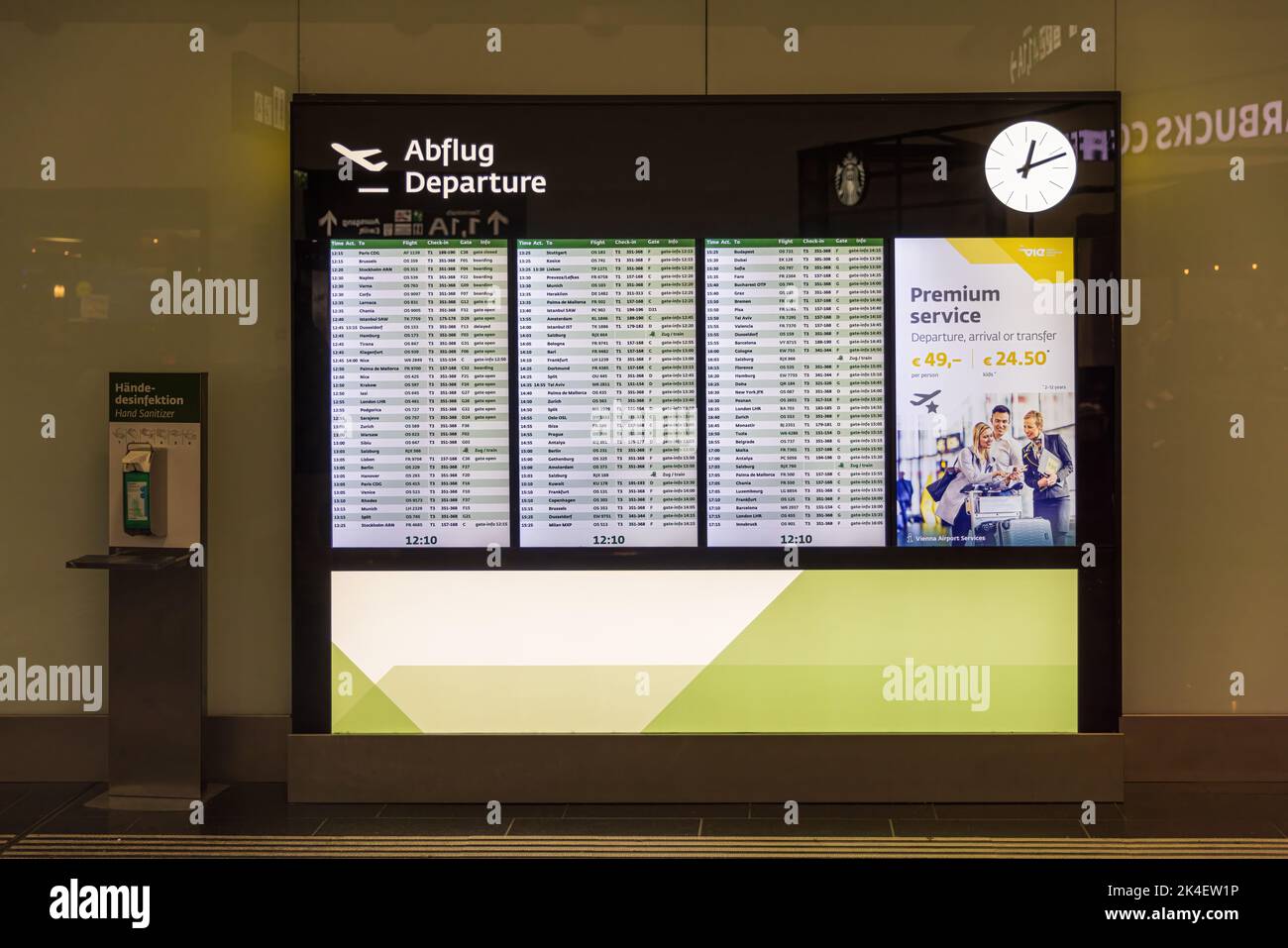 WIEN, ÖSTERREICH - 14. SEPTEMBER 2022: An Bord am Flughafen Wien Schwechat werden die abfliegenden Flüge angezeigt. Der Flughafen Wien ist der größte Flughafen Österreichs Stockfoto