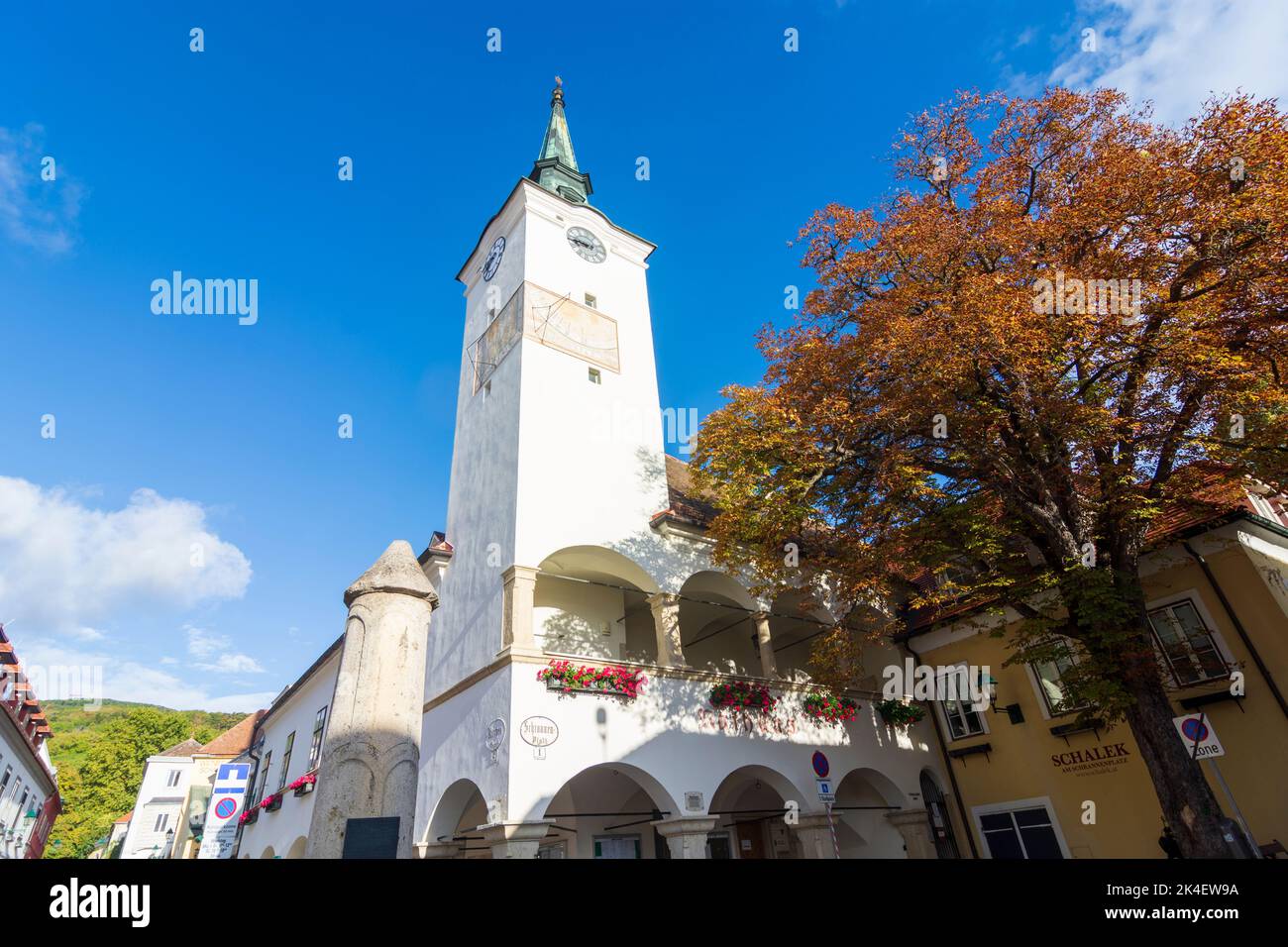Gumpoldskirchen: Altstadt Gumpoldskirchen, Rathaus mit Turm, Pranger im Wienerwald, Wienerwald, Niederösterreich, Niederösterreich, Österreich Stockfoto