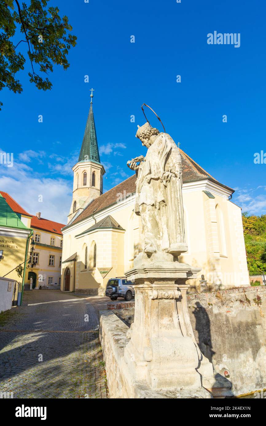 Gumpoldskirchen: Schloss Deutschordensschloss und Kirche Gumpoldskirchen in Wienerwald, Wienerwald, Niederösterreich, Niederösterreich, Österreich Stockfoto