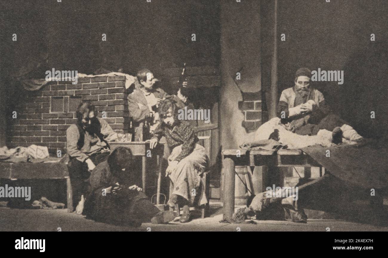 Aufführungsszene von „The Lower Depths“ des russischen Dramatikers Maxim Gorki (1868-1936). 1924 im Tsukiji Small Theatre Tokyo, Japan. Stockfoto