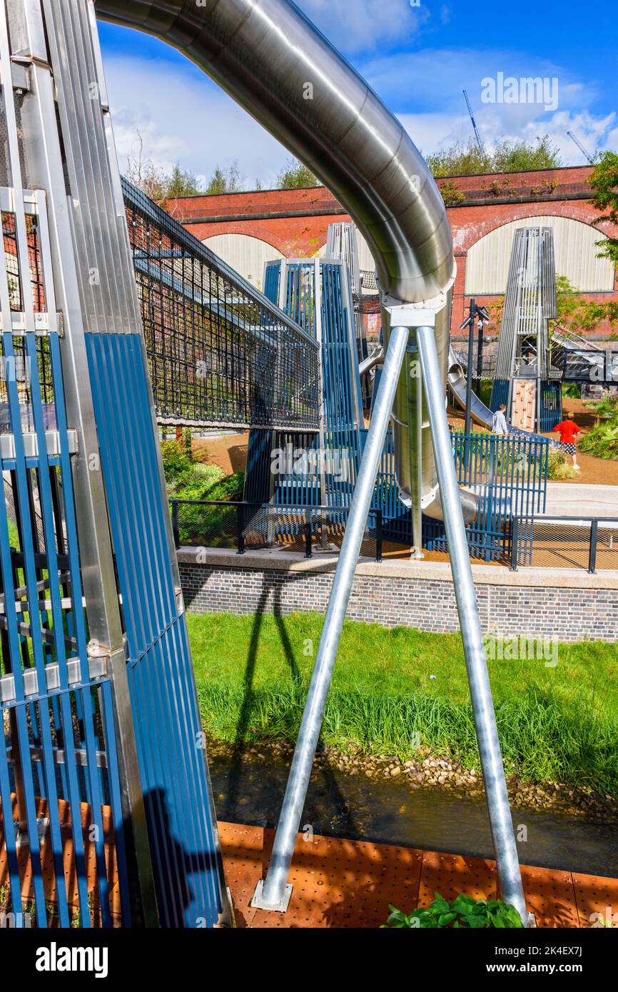 Kinderspielplatz im Mayfield Park, der rund um den Fluss Medlock liegt, Manchester, England, Großbritannien. Wenige Tage nach der Eröffnung im September 2022. Stockfoto