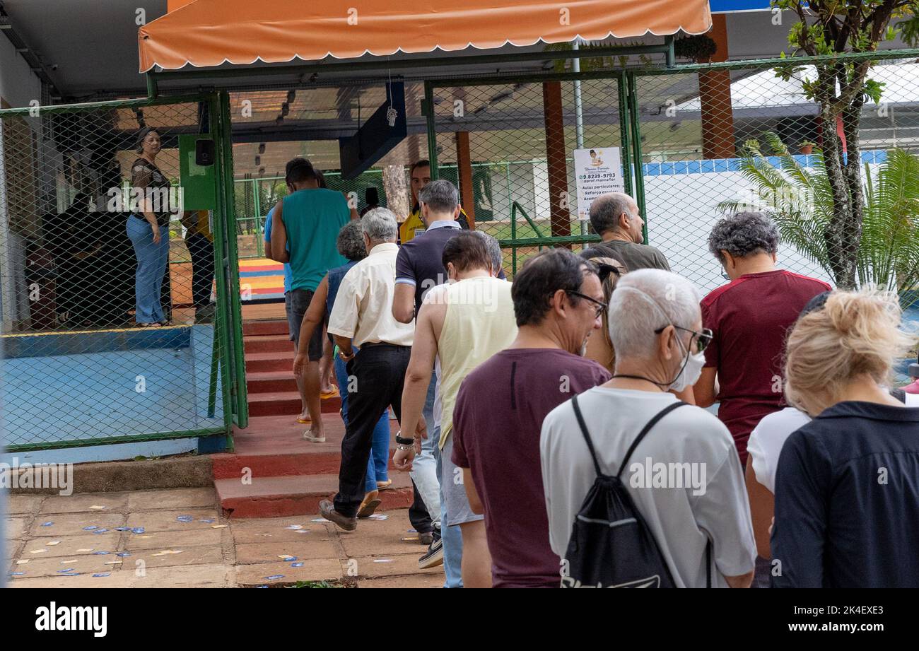 Brasilia, Brasilien. 02. Oktober 2022. Während der Präsidentschaftswahlen stehen die Wähler vor einem Wahllokal in der Hauptstadt. Neben dem künftigen Präsidenten werden auch Abgeordnete, Senatoren und Gouverneure neu gewählt. Quelle: Myke Sena/dpa/Alamy Live News Stockfoto