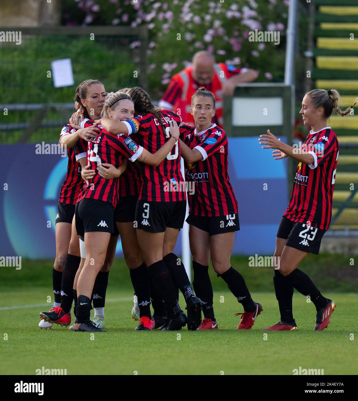 Lewes, Großbritannien. 02. Oktober 2022. Die Spieler von Lewes feiern, nachdem Paula Howells (#14 Lewes) während des FA Womens Continental League Cup in der Gruppe D zwischen Lewes und Charlton bei der Dripping Pan in Lewes, England, das erste Tor ihres Teams erzielt hat. (James Whitehead/SPP) Quelle: SPP Sport Press Foto. /Alamy Live News Stockfoto