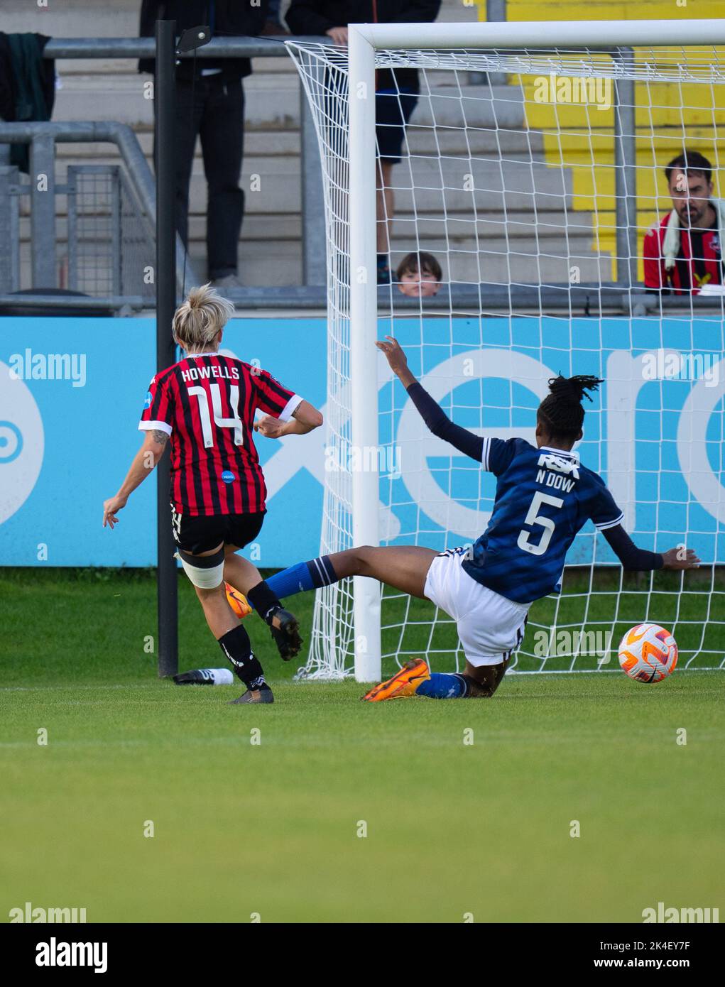 Lewes, Großbritannien. 02. Oktober 2022. Paula Howells (#14 Lewes) erzielt das erste Tor ihres Teams während des FA Womens Continental League Cup Gruppe D-Spiels zwischen Lewes und Charlton bei der Dripping Pan in Lewes, England. (James Whitehead/SPP) Quelle: SPP Sport Press Foto. /Alamy Live News Stockfoto