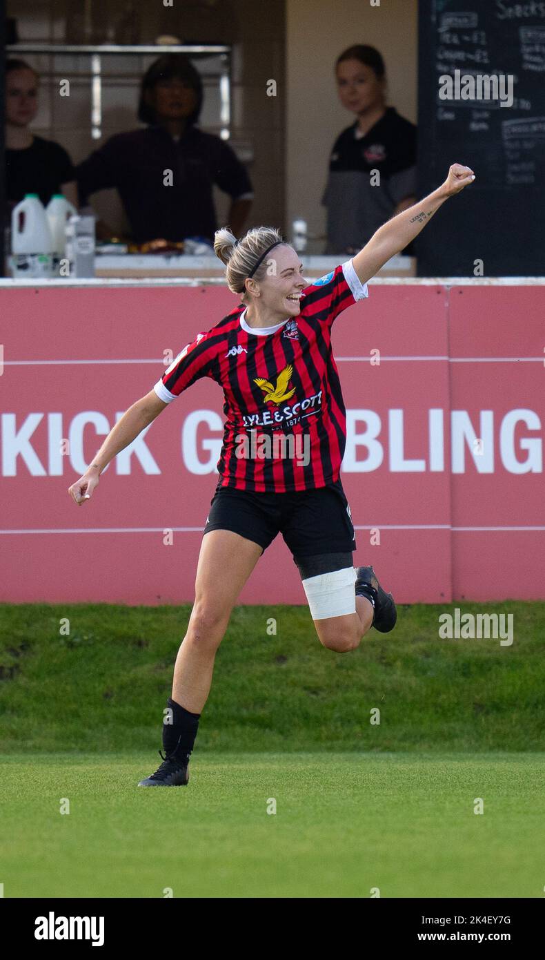 Lewes, Großbritannien. 02. Oktober 2022. Paula Howells (#14 Lewes) feiert, nachdem sie beim FA Womens Continental League Cup in der Gruppe D zwischen Lewes und Charlton bei der Dripping Pan in Lewes, England, das erste Tor ihres Teams erzielt hat. (James Whitehead/SPP) Quelle: SPP Sport Press Foto. /Alamy Live News Stockfoto