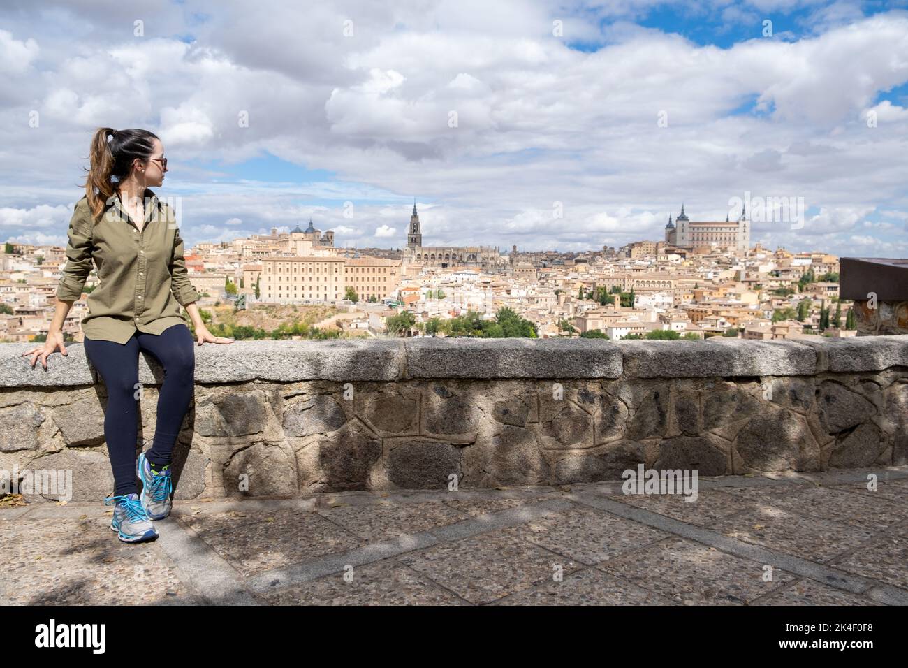 Junge Erwachsene Frau Touristen sitzen an der Aussicht auf die Stadt Toledo in Spanien Stockfoto