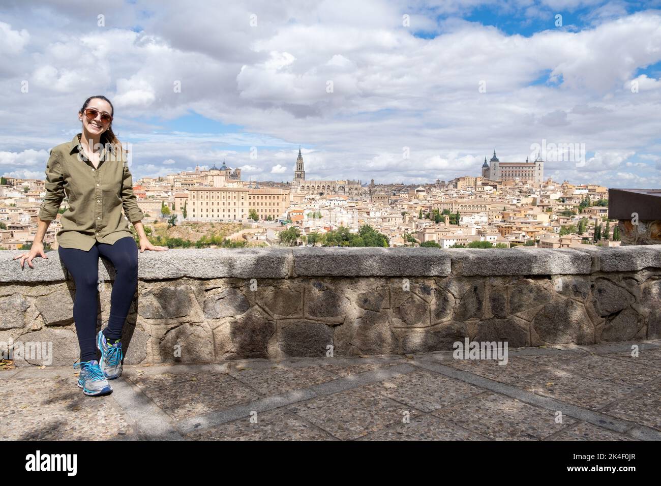 Junge Erwachsene Frau Tourist lächeln am Standpunkt der Stadt Toledo in Spanien Stockfoto