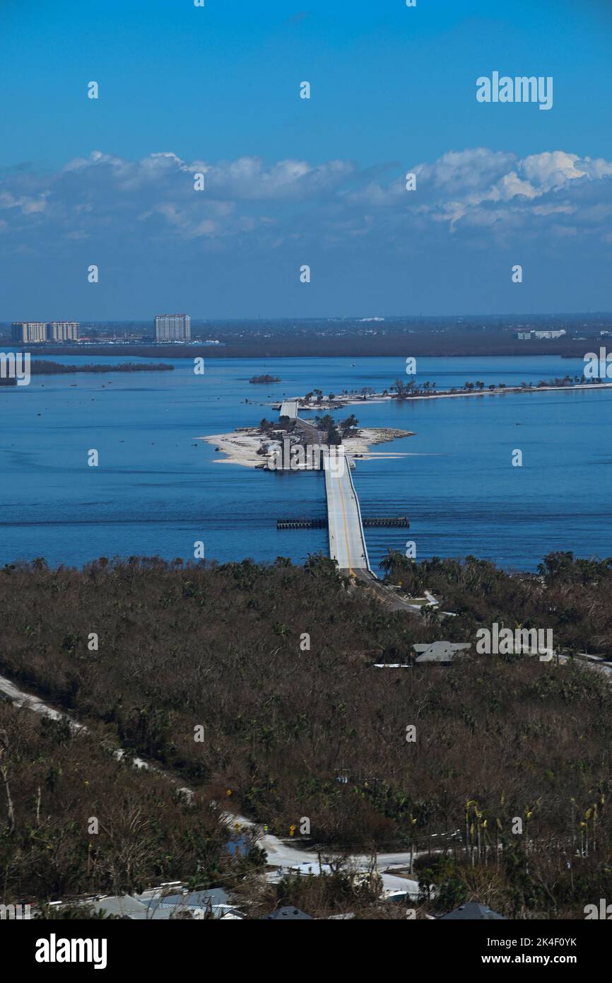 Fort Meyers, Usa. 01. Oktober 2022. Eine US Coast Guard (USCG) Air Station Clearwater MH-60 Jayhawk Aircrew führt am 1. Oktober 2022 eine Schadensbewertung des Sanibel Causeway in Fort Meyers, Florida, durch. Die Küstenwache führt Such- und Rettungsaktionen als Reaktion auf die Schäden durch den „Ian“-Vordurchgeführt. Foto von POC3 Riley Perkofski/USA Coast Guard/UPI Credit: UPI/Alamy Live News Stockfoto