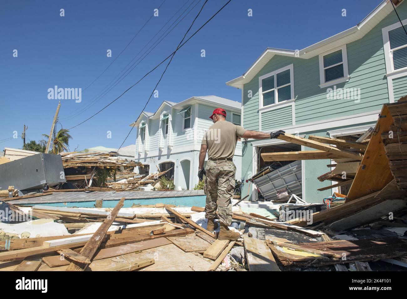 Fort Meyers, Usa. 30. September 2022. Mitglieder der 202d RED HORSE Squadron der US Air Force (202 RHS), einer Tiefbaueinheit der Florida Air National Guard aus Camp Blanding, Florida, werden am 30. September 2022 in Fort Myers Beach, Florida, bei der Beseitigung von Trümmern als Reaktion auf den Unheil des Sturzes Ian fotografiert. Foto von SRA Jesse Hanson/USA Air National Guard/UPI Credit: UPI/Alamy Live News Stockfoto