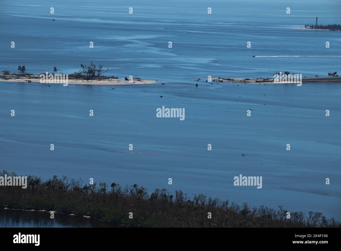 Fort Meyers, Usa. 01. Oktober 2022. Eine US Coast Guard (USCG) Air Station Clearwater MH-60 Jayhawk Aircrew führt am 1. Oktober 2022 eine Schadensbewertung des Sanibel Causeway in Fort Meyers, Florida, durch. Die Küstenwache führt Such- und Rettungsaktionen als Reaktion auf die Schäden durch den „Ian“-Vordurchgeführt. Foto von POC3 Riley Perkofski/USA Coast Guard/UPI Credit: UPI/Alamy Live News Stockfoto