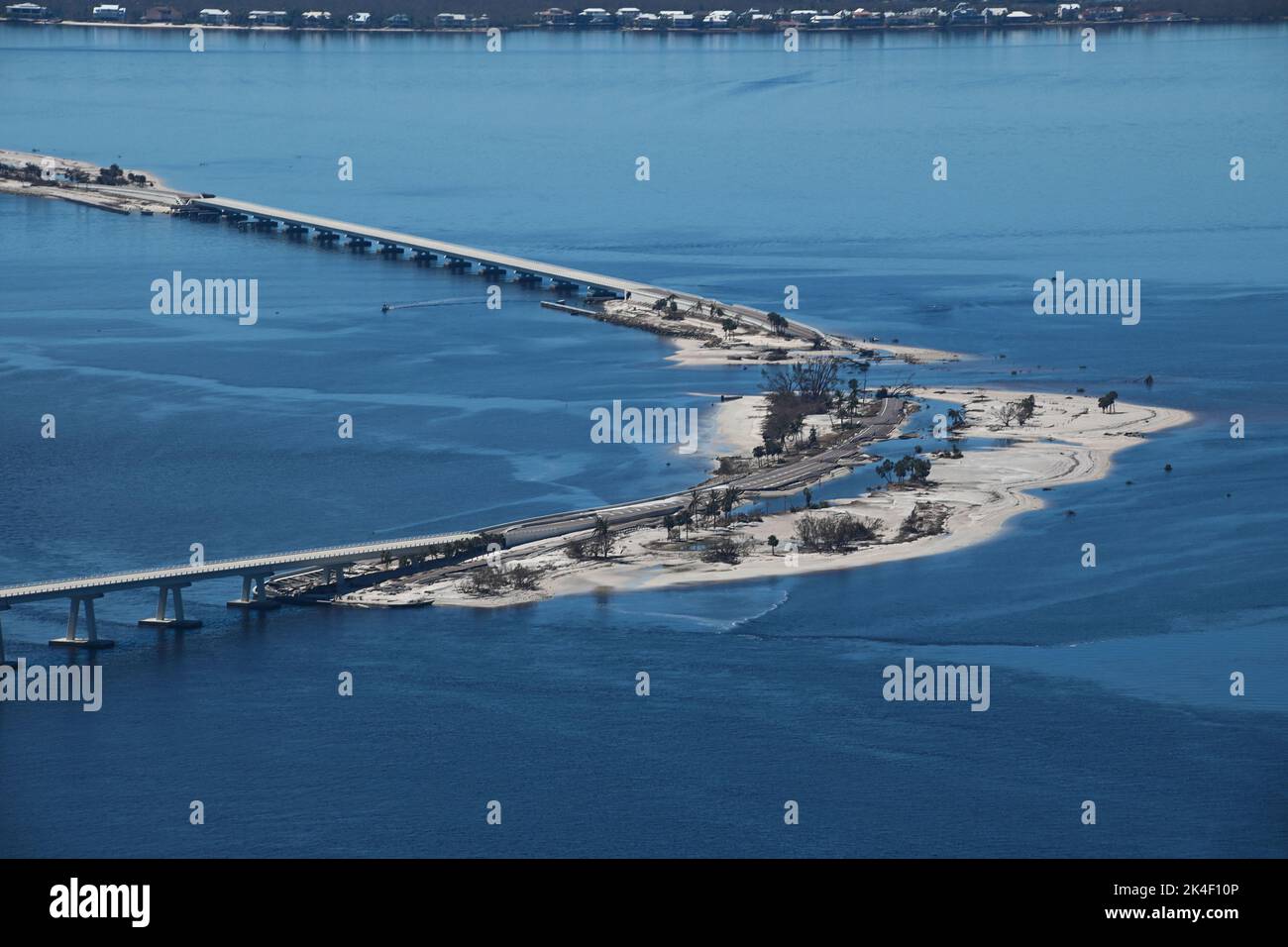 Fort Meyers, Usa. 01. Oktober 2022. Eine US Coast Guard (USCG) Air Station Clearwater MH-60 Jayhawk Aircrew führt am 1. Oktober 2022 eine Schadensbewertung des Sanibel Causeway in Fort Meyers, Florida, durch. Die Küstenwache führt Such- und Rettungsaktionen als Reaktion auf die Schäden durch den „Ian“-Vordurchgeführt. Foto von POC3 Riley Perkofski/USA Coast Guard/UPI Credit: UPI/Alamy Live News Stockfoto