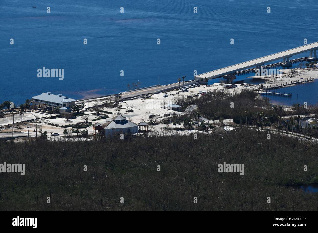 Fort Meyers, Usa. 01. Oktober 2022. Eine US Coast Guard (USCG) Air Station Clearwater MH-60 Jayhawk Aircrew führt am 1. Oktober 2022 eine Schadensbewertung des Sanibel Causeway in Fort Meyers, Florida, durch. Die Küstenwache führt Such- und Rettungsaktionen als Reaktion auf die Schäden durch den „Ian“-Vordurchgeführt. Foto von POC3 Riley Perkofski/USA Coast Guard/UPI Credit: UPI/Alamy Live News Stockfoto