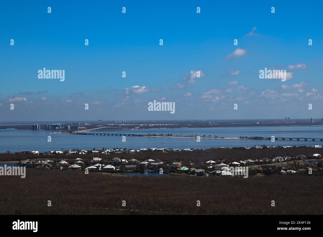 Fort Meyers, Usa. 01. Oktober 2022. Eine US Coast Guard (USCG) Air Station Clearwater MH-60 Jayhawk Aircrew führt am 1. Oktober 2022 eine Schadensbewertung des Sanibel Causeway in Fort Meyers, Florida, durch. Die Küstenwache führt Such- und Rettungsaktionen als Reaktion auf die Schäden durch den „Ian“-Vordurchgeführt. Foto von POC3 Riley Perkofski/USA Coast Guard/UPI Credit: UPI/Alamy Live News Stockfoto