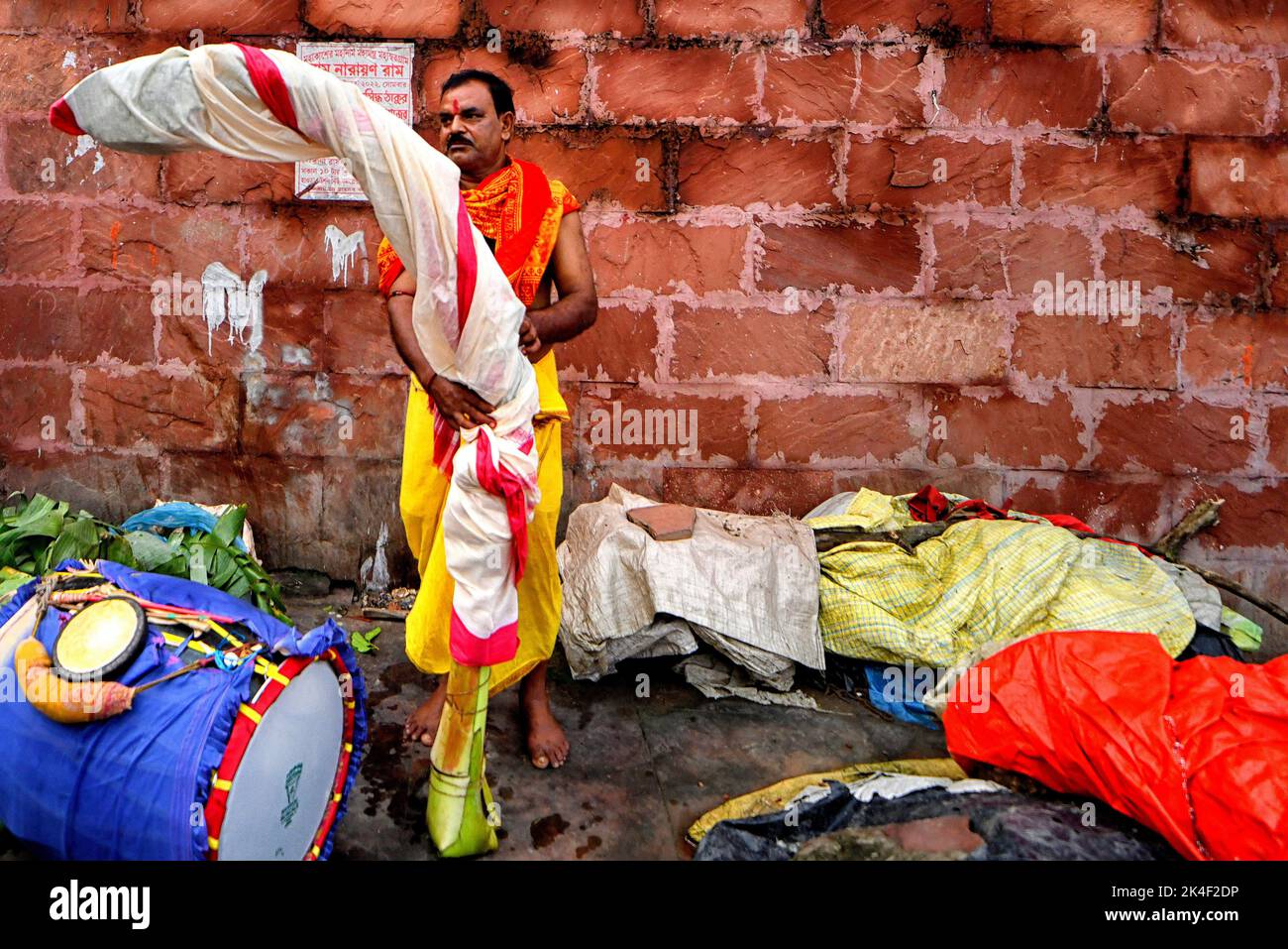 Kalkutta, Indien. 02. Oktober 2022. Hindu-Anhänger gesehen mit einer Bananenpflanze, um Nabapatrika zu markieren, werden die Bananenpflanzen in der Nähe von Devi durga am Morgen des Maha Saptami Puja nach dem traditionellen Ritual von Durgapuja aufgestellt. Die Einwohner von Kalkutta beobachten Durga Puja, das größte hinduistische Fest in Westbengalen. Das Festival läuft für 9 Tage in ganz Indien, heute ist der 7. Tag des Festivals, das als Saptami bekannt ist. (Foto: Avishek das/SOPA Images/Sipa USA) Quelle: SIPA USA/Alamy Live News Stockfoto