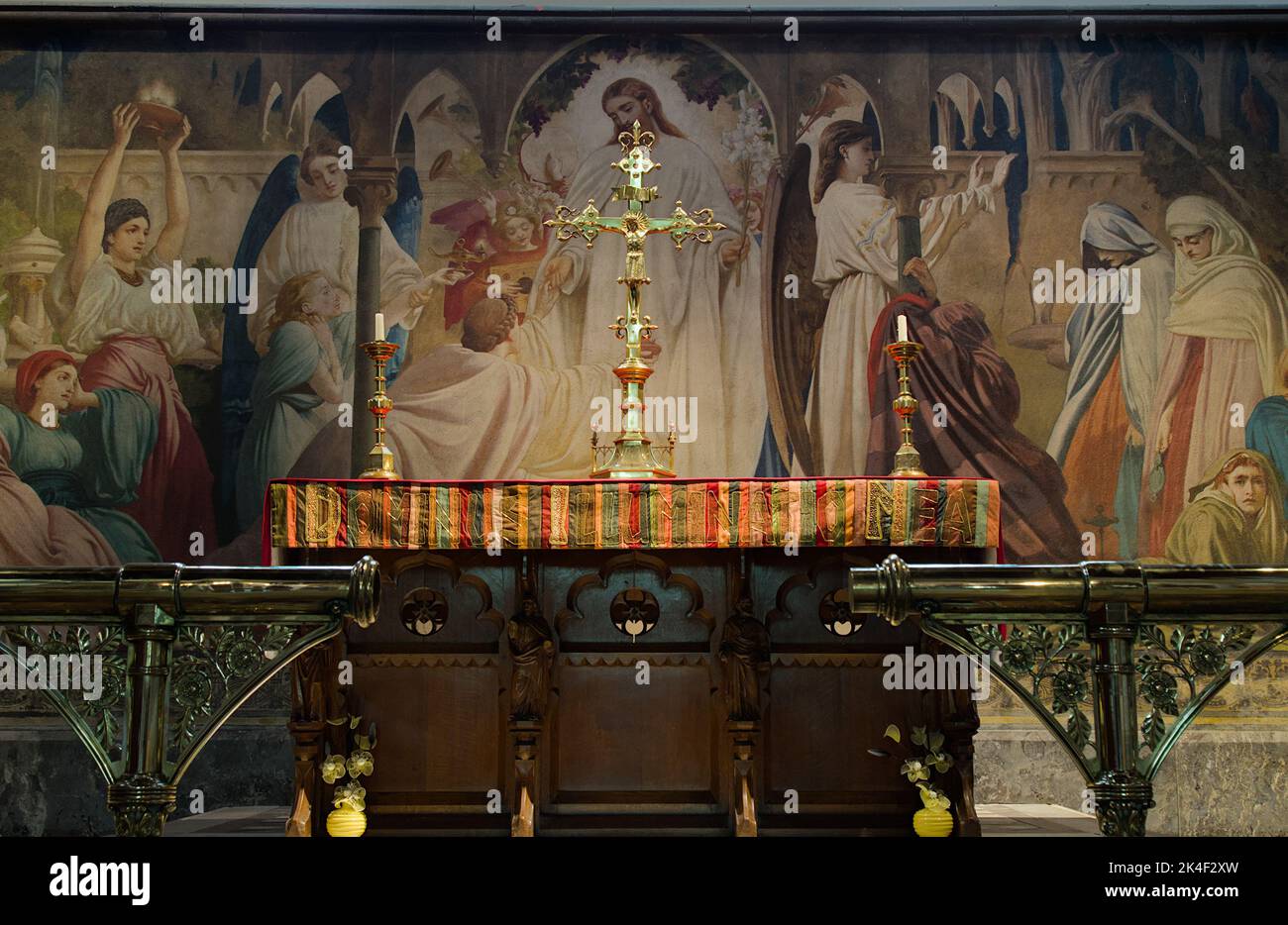 Der Altar mit Kreuz und Kerzenleuchtern vor Einem Fresko von Lord Frederick Leighton in der Kirche St. Michael und All Angels Lyndhurst UK Stockfoto