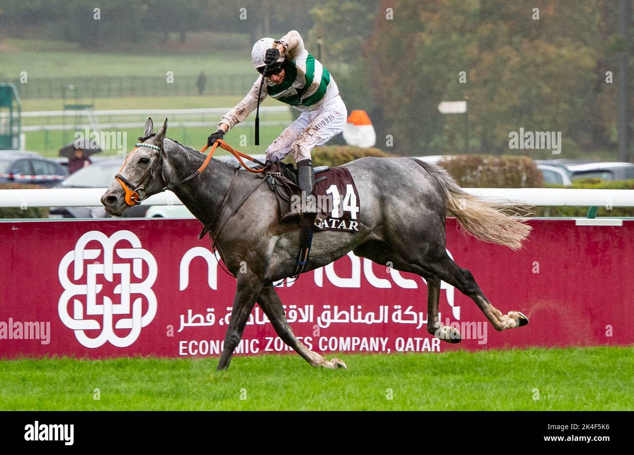 Alpinista und Luke Morris gewinnen den Qatar Prix De L'Arc De Triomphe 2022 für Trainer Sir Mark Prescott und Besitzerin Madame Kirsten Rausing Stockfoto