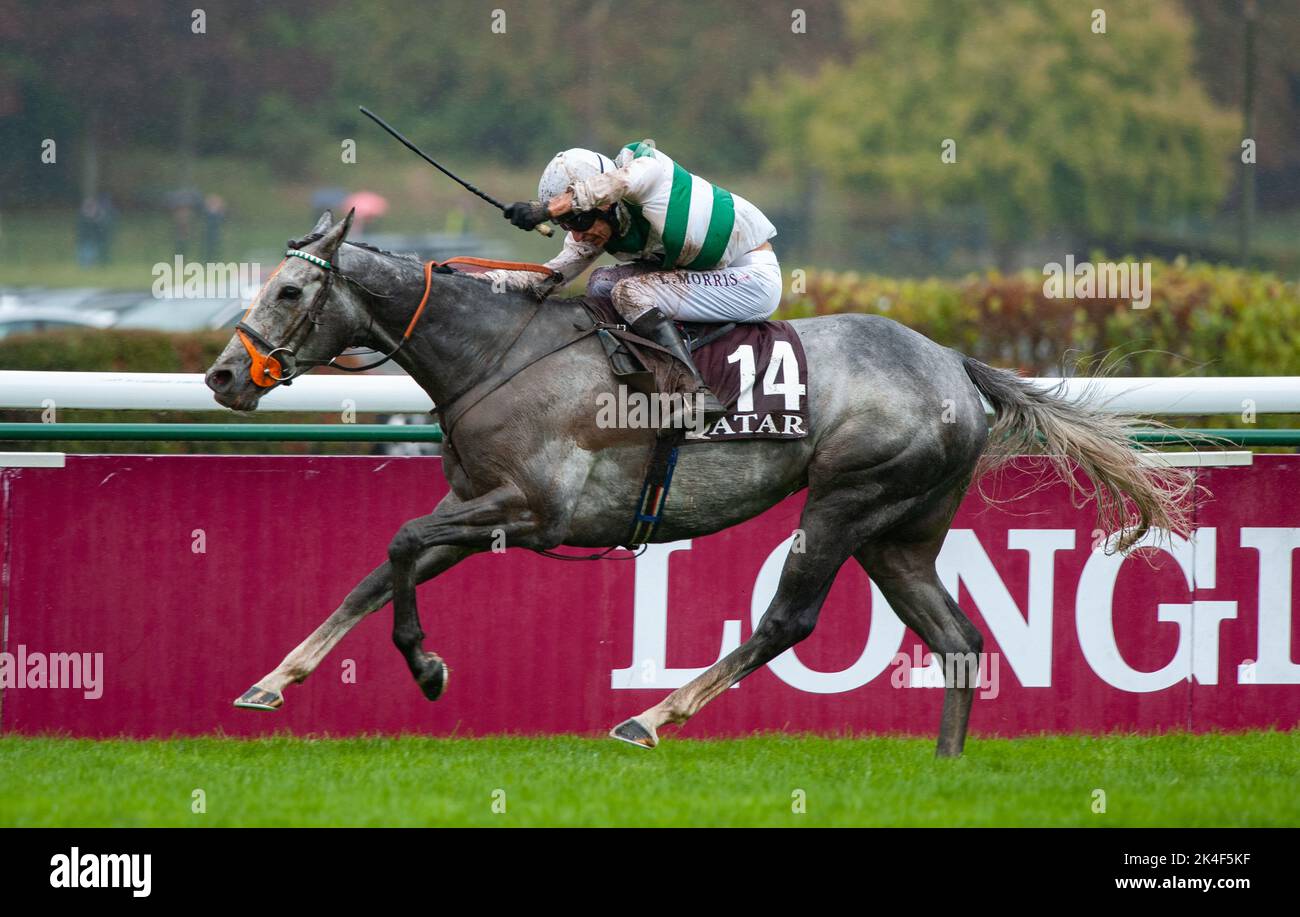 Paris, Frankreich. 02. Oktober 2022. Alpinista und Luke Morris gewinnen den Qatar Prix De L'Arc De Triomphe 2022 für Trainer Sir Mark Prescott und Besitzerin Madame Kirsten Rausing Credit: JTW Equine Images/Alamy Live News Stockfoto