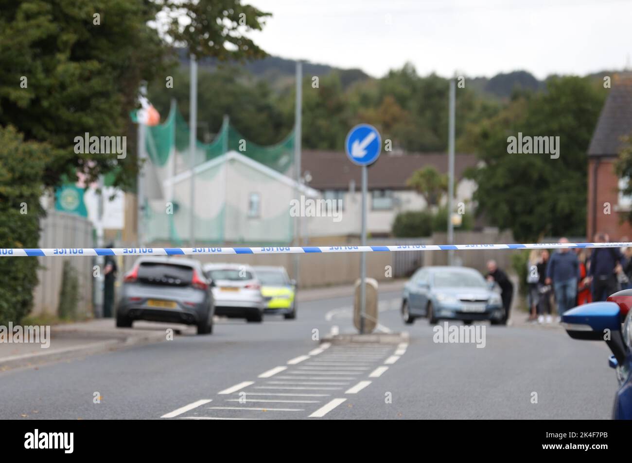 Kriminaltape der Polizei blockiert den Ort einer Schießerei im Clubhaus des Donegal Celtic Football Club im Westen von Belfast. Bilddatum: Sonntag, 2. Oktober 2022. Stockfoto