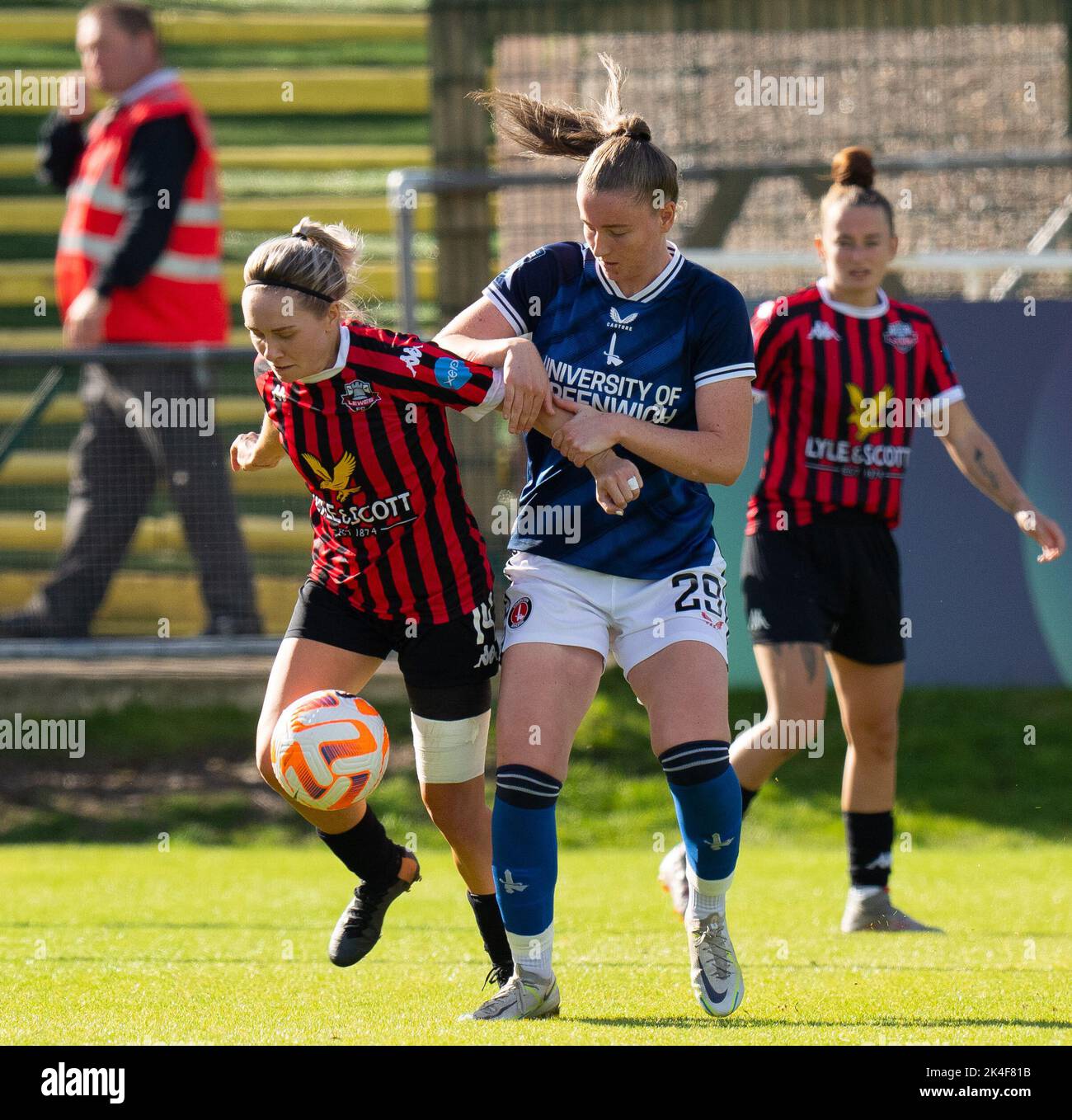 Lewes, Großbritannien. 02. Oktober 2022. Mia Ross (#29 Charlton) und Paula Howells (#14 Lewes) kämpfen während des FA Womens Continental League Cup Gruppe D-Fixes zwischen Lewes und Charlton bei der Dripping Pan in Lewes, England, um den Ball. (James Whitehead/SPP) Quelle: SPP Sport Press Foto. /Alamy Live News Stockfoto