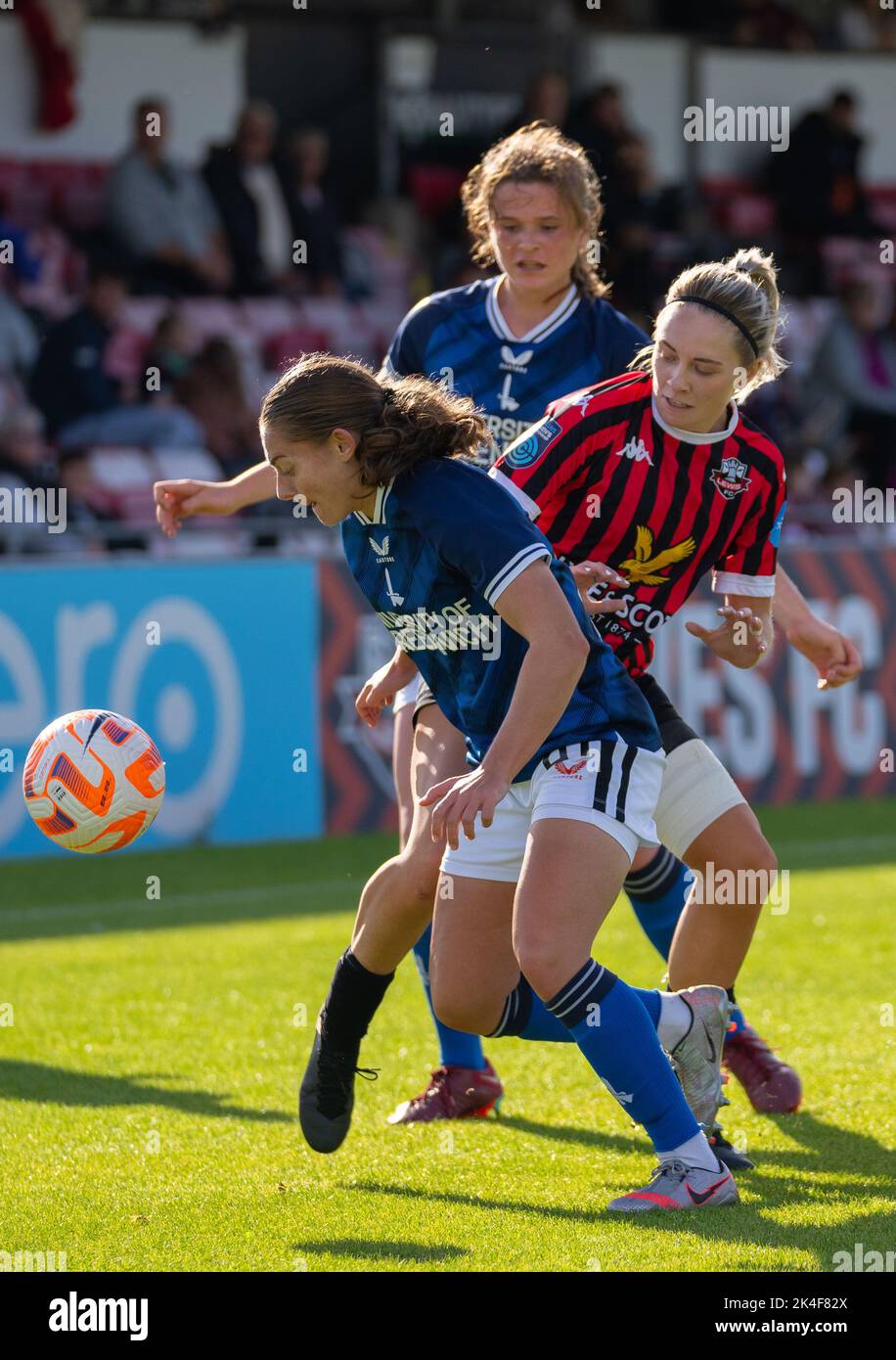 Lewes, Großbritannien. 02. Oktober 2022. Sophie O'Rourke (#21 Charlton) und Paula Howells (#14 Lewes) kämpfen während der FA Womens Continental League Cup Gruppe D in der Dripping Pan in Lewes, England, um den Ball. (James Whitehead/SPP) Quelle: SPP Sport Press Foto. /Alamy Live News Stockfoto