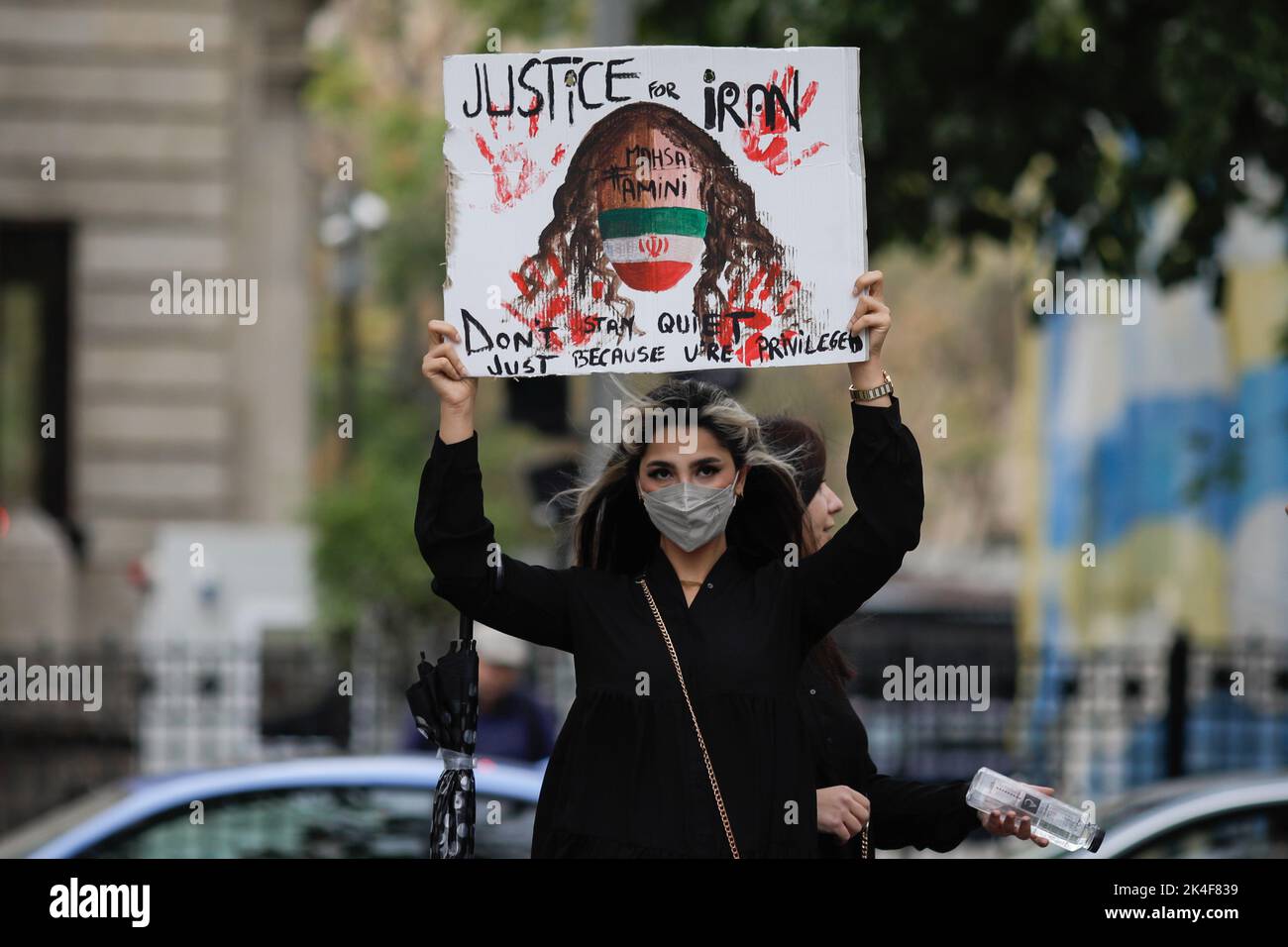 Bukarest, Rumänien - 1. Oktober 2022: Details von Menschen, die gegen den Tod der iranischen Mascha Amini und für die Grundrechte der Frauen protestieren Stockfoto