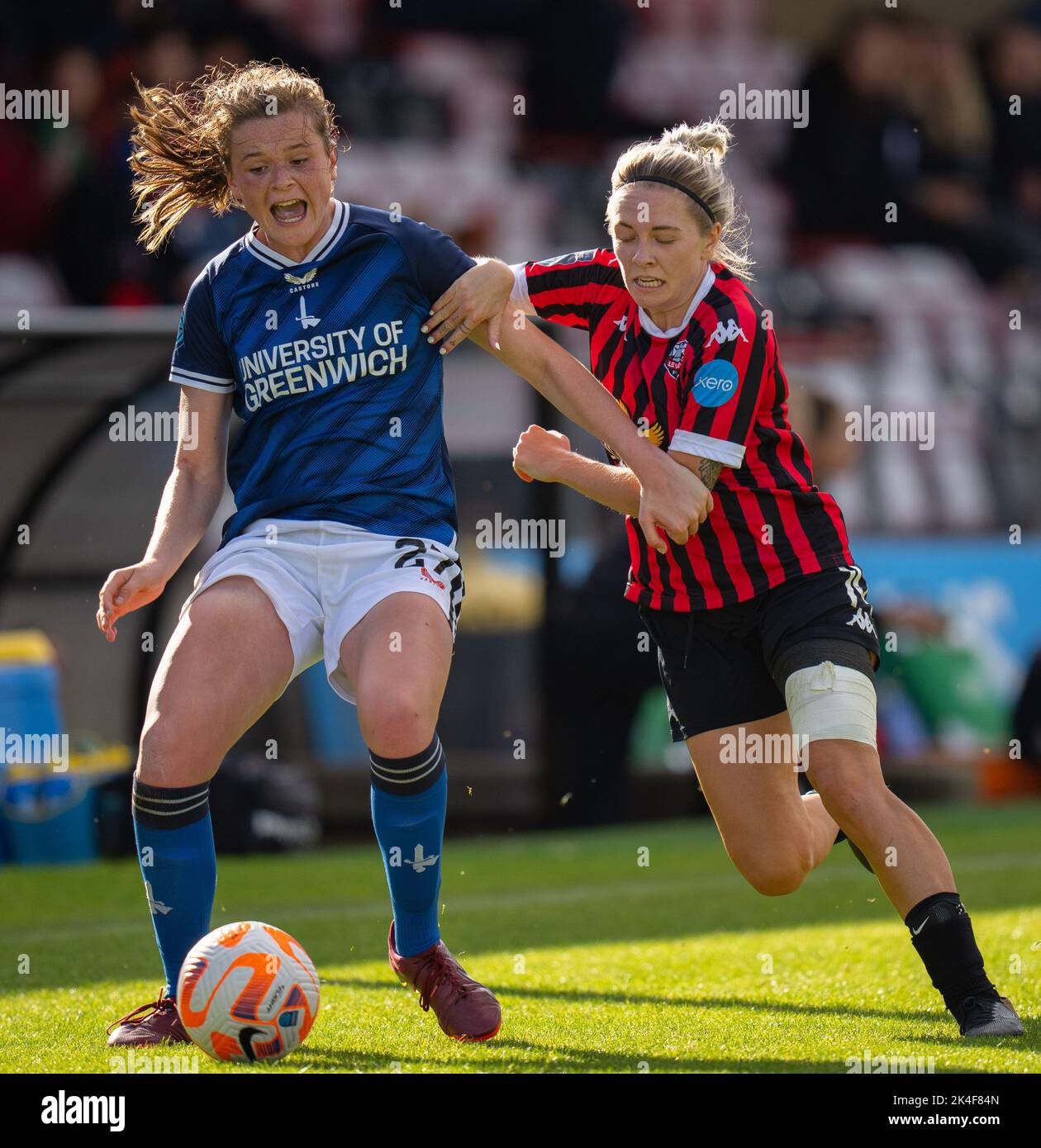 Lewes, Großbritannien. 02. Oktober 2022. Corinne Henson (#27 Charlton) und Paula Howells (#14 Lewes) kämpfen während der FA Womens Continental League Cup Gruppe D zwischen Lewes und Charlton bei der Dripping Pan in Lewes, England, um den Ball. (James Whitehead/SPP) Quelle: SPP Sport Press Foto. /Alamy Live News Stockfoto