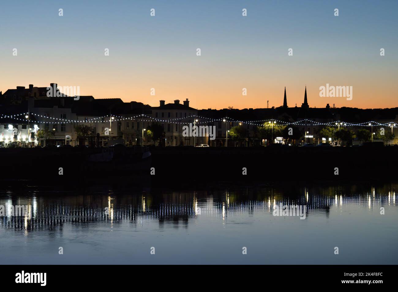 BIDEFORD, NORTH DEVON, ENGLAND - 11. 2022. AUGUST: Nachtlichter und Reflexion, River Torridge, Bideford - North Devon Stockfoto