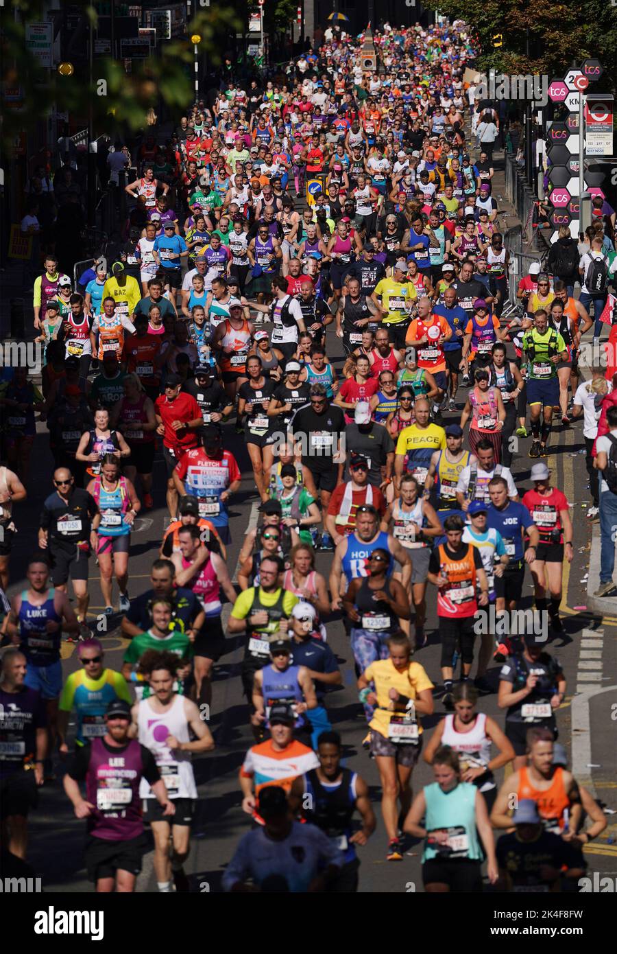 Läufer erreichen die Isle of Dogs während des TCS London Marathon. Bilddatum: Sonntag, 2. Oktober 2022. Stockfoto