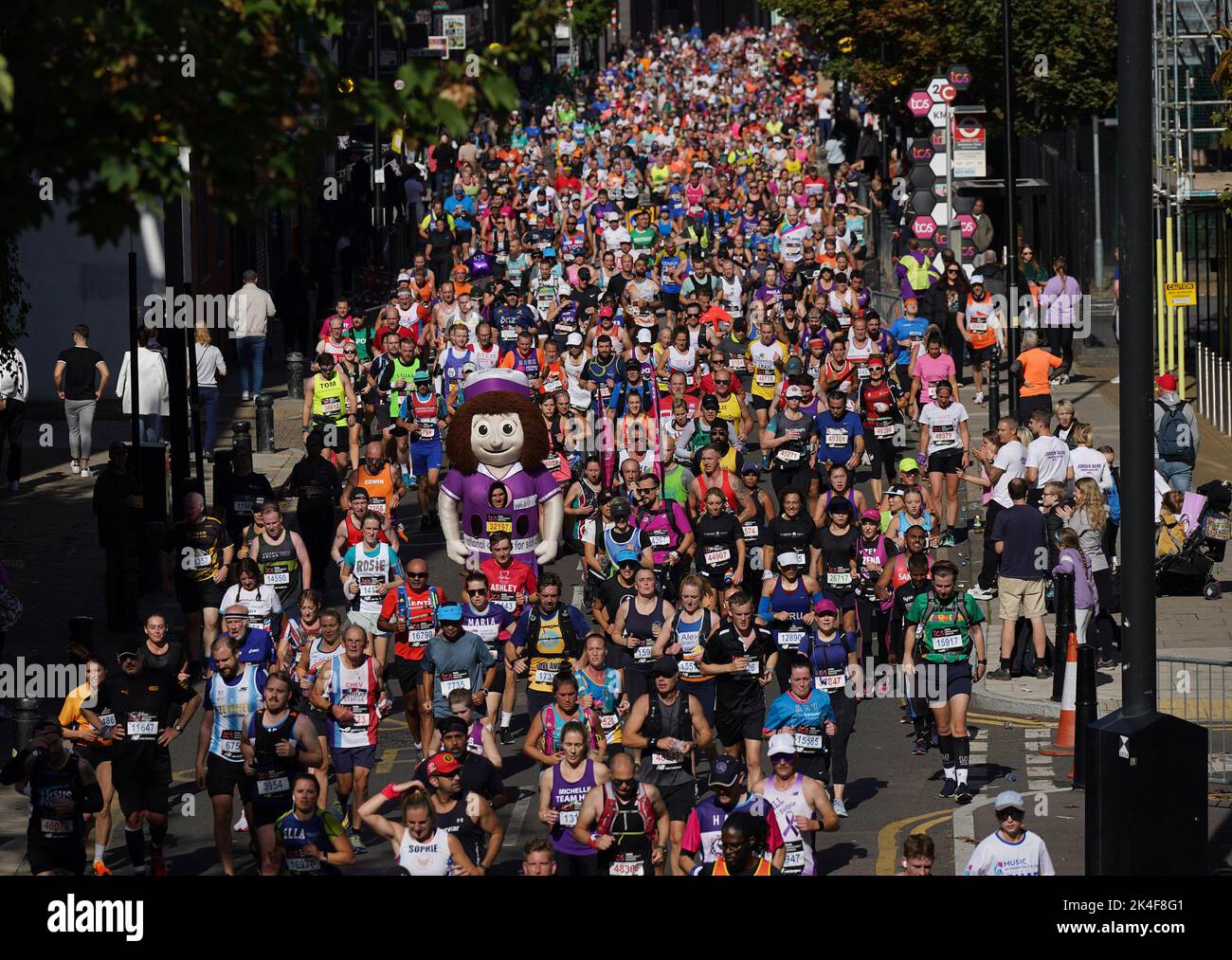 Läufer erreichen die Isle of Dogs während des TCS London Marathon. Bilddatum: Sonntag, 2. Oktober 2022. Stockfoto